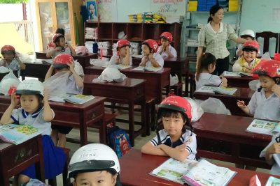 CÔNG TY XE MÁY HON DA TRAO TẶNG MŨ BẢO HIỂM CHO TẤT CẢ CÁC EM HỌC SINH CỦA TRƯỜNG TH VĨNH THUẬN 1